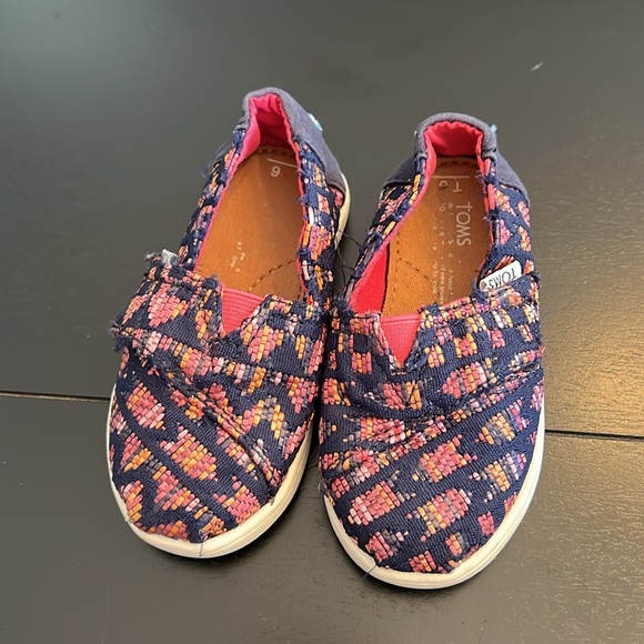 Toms slip on shoes - Size Toddler 6 - Picture 3 of 7
